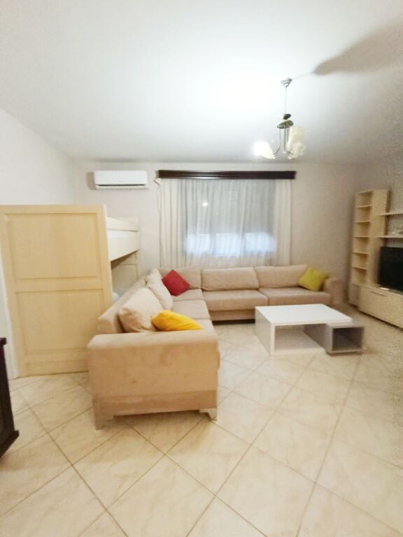 Apartament 1+1 me Qira | Rruga e Kavajës, Kajo Karafili | Pranë Qendrës 700 € /Muaj 70,000 Lekë /Muaj