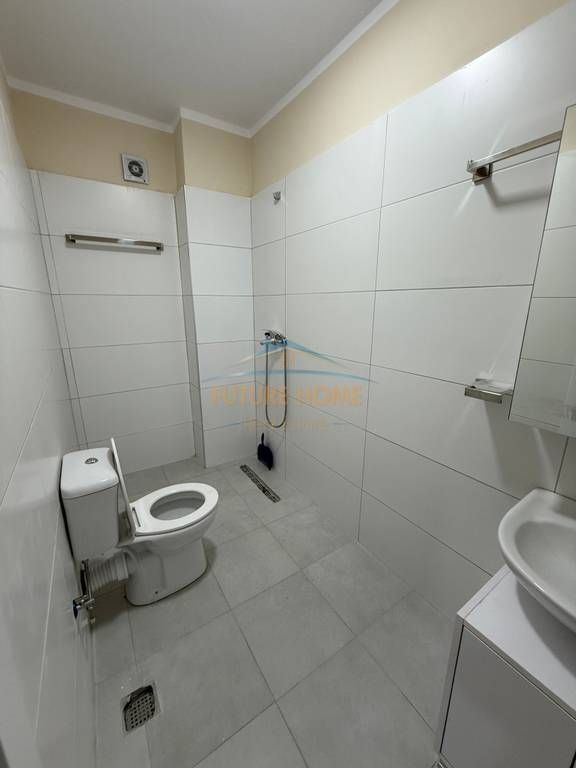 Affitto, Appartamento 2+1+2 +Deposito + Posto Auto, Kombinat, Tirana.