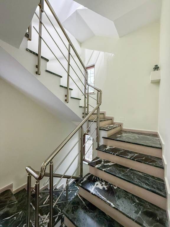 Rent, 4-storey Building, Red School, Tirana.