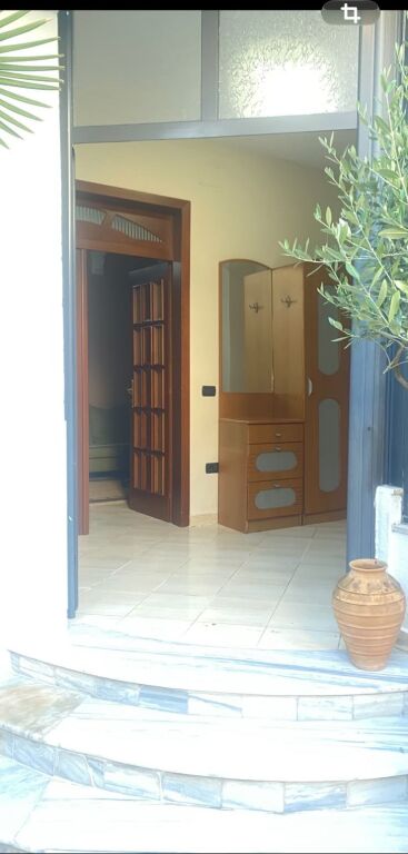 1+1, 1° piano edificio privato, a Vila Gold via Dibra, 500 mila lek