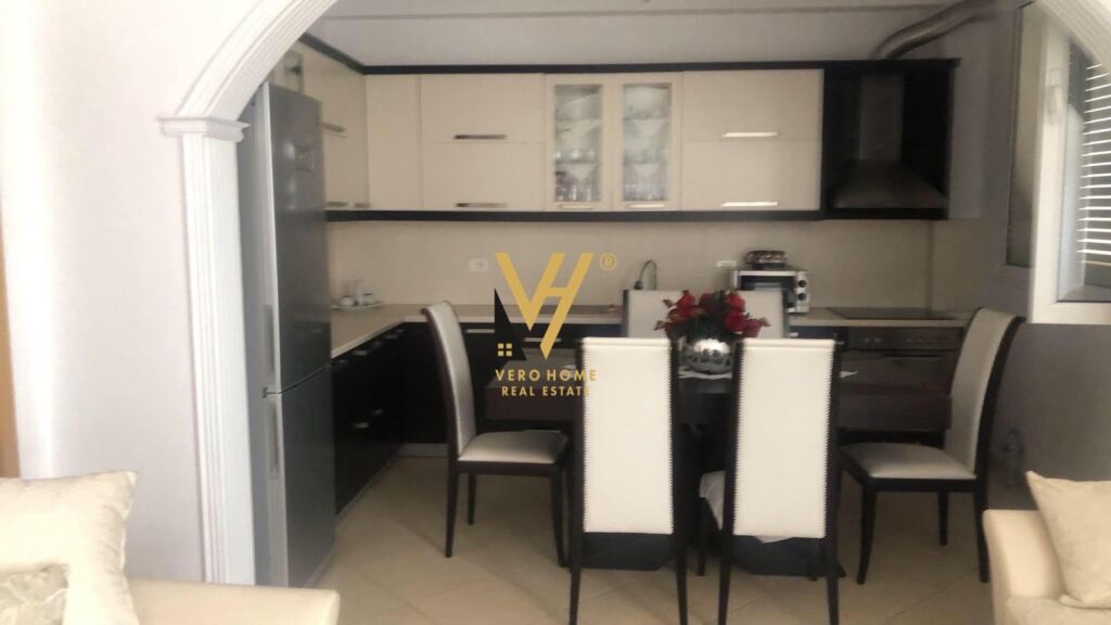 AFFITTASI APPARTAMENTO 2+1+BLK VICINO ALL'EX PARCO 50.000 LEKE