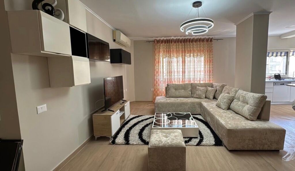 Jepet me qira apartament 2+1 te Komuna e Parisit!
