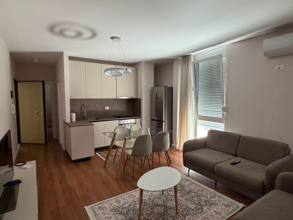 Jepet me qira 2+1 Rruga e Barrikadave Qender 750€