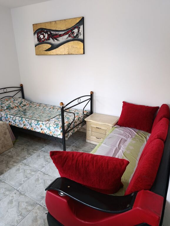 Qera | Garsoniere Pallat | Shkolla Bashkuar | 300 €/muaj