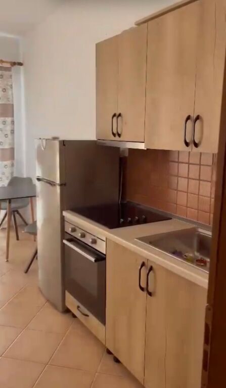 Jepet me qira Garsoniere 30.000Leke,tek Restorant Fresku, Pallat i ri pa ashensor