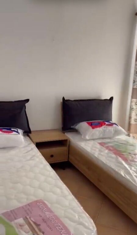 Jepet me qira Garsoniere 30.000Leke,tek Restorant Fresku, Pallat i ri pa ashensor
