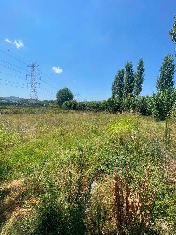 Shitet toke ne Laknas . 1350 m2 + 345 m2 leje ndertimi