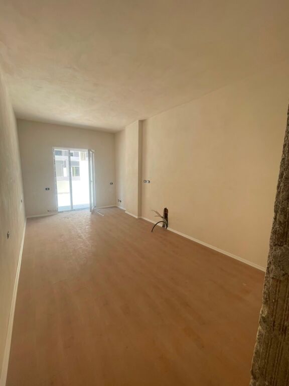 Shitet apartament 2+1+VERANDE tek Univers City