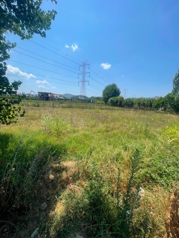 Shitet toke ne Laknas . 1350 m2 + 345 m2 leje ndertimi