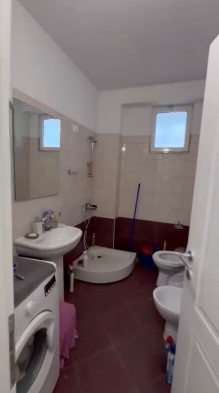 Shitet Apartament 2+1+2 + ballkon te Ish Urt Durres