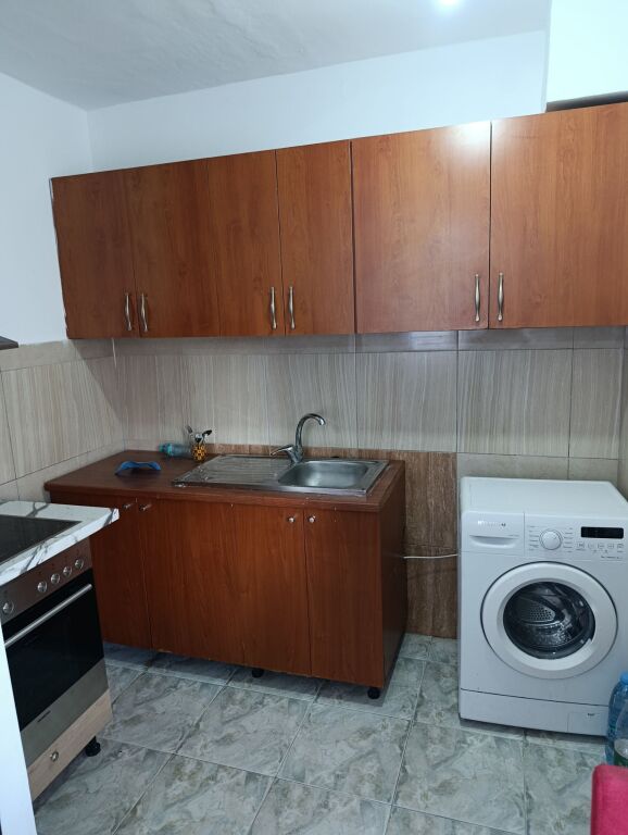 Qera | Garsoniere Pallat | Shkolla Bashkuar | 300 €/muaj