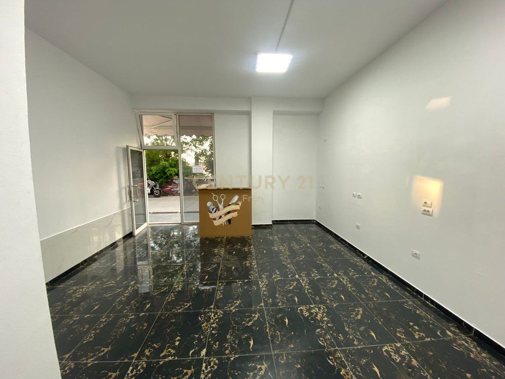 Ambient Komercial Me Qira në Kamez Qender, Tiranë