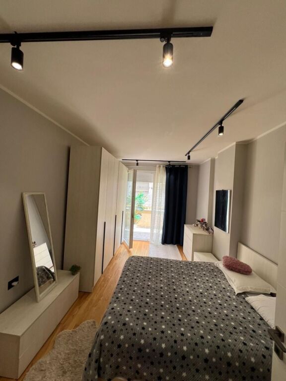 2+1, con parcheggio, giardino botanico, 1000 euro