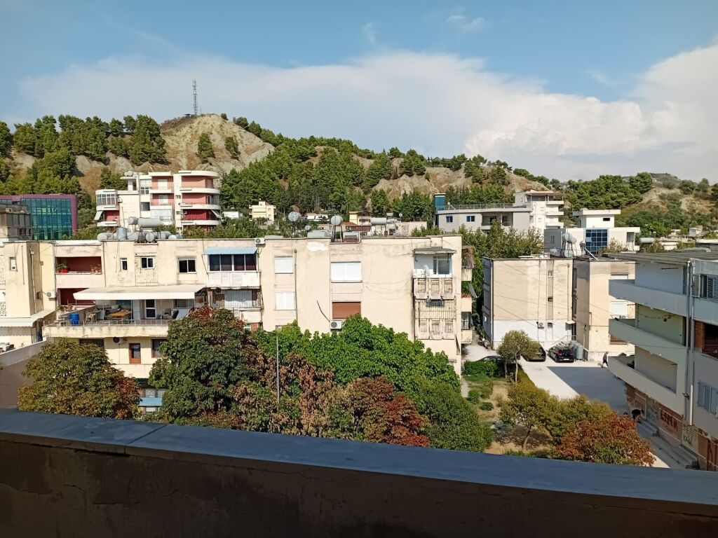 Shitet apartament