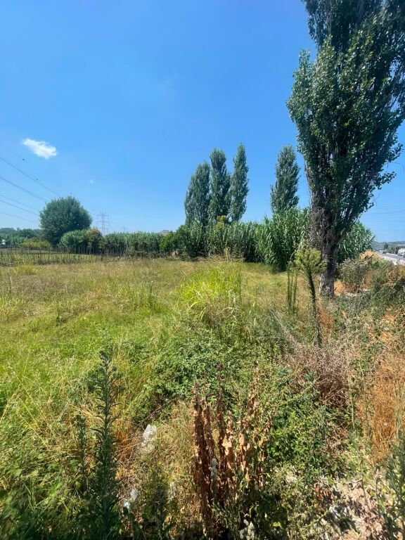 Shitet toke ne Laknas . 1350 m2 + 345 m2 leje ndertimi