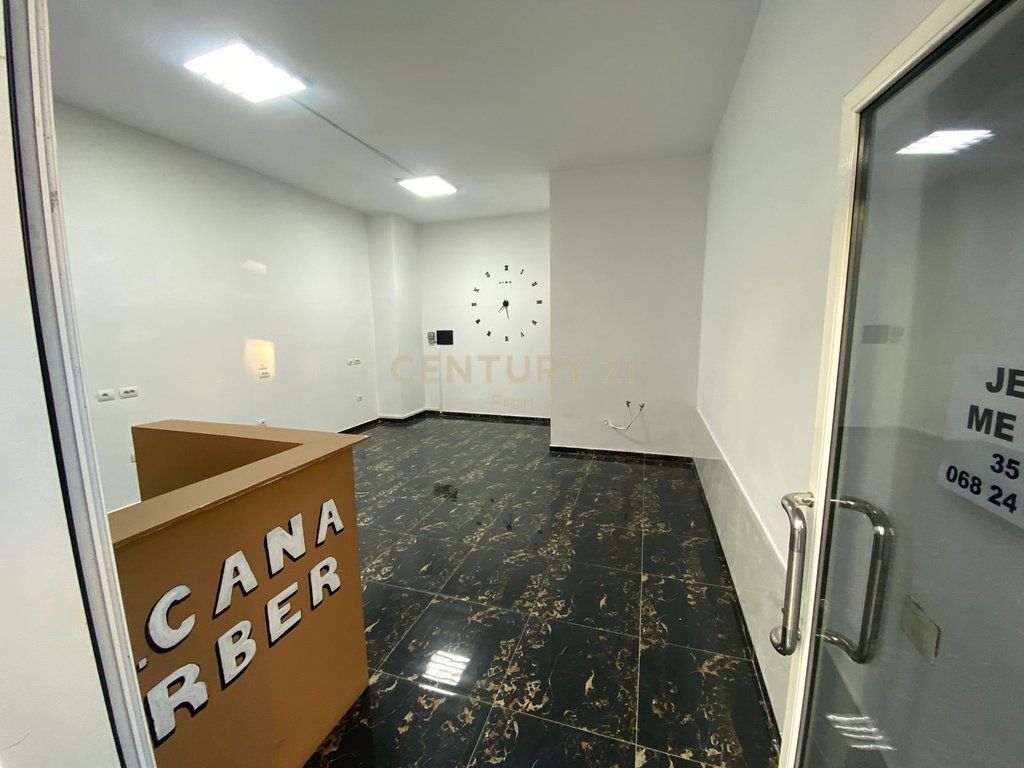 Ambient Komercial Me Qira në Kamez Qender, Tiranë