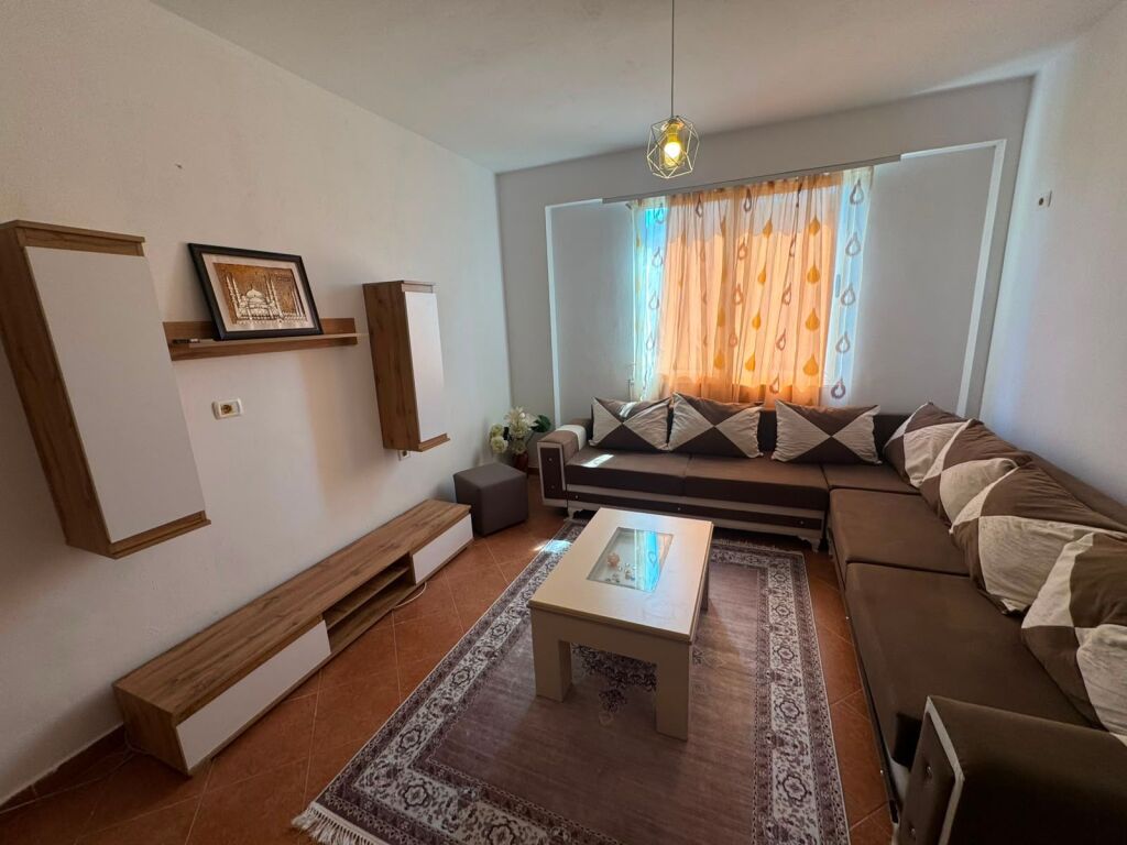 Apartament 2+1 me parkim me qira ne Fresk.