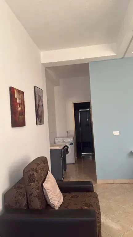 Qera | Apartament 1 + 1 | Rruga Isuf Gjinali | 300 €/muaj
