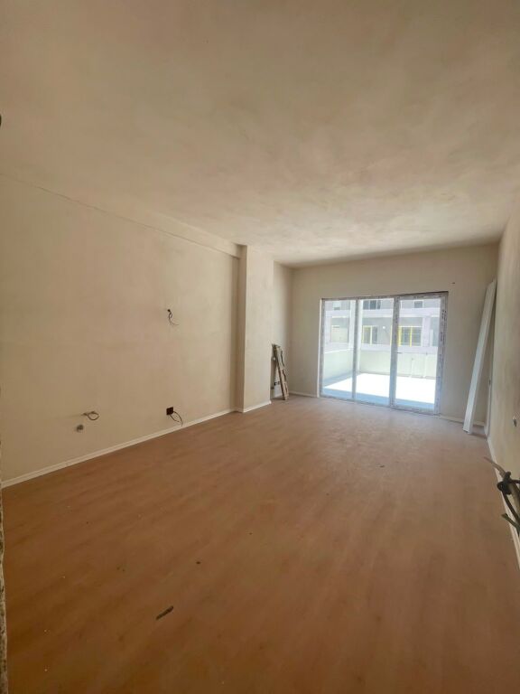 Shitet apartament 2+1+VERANDE tek Univers City