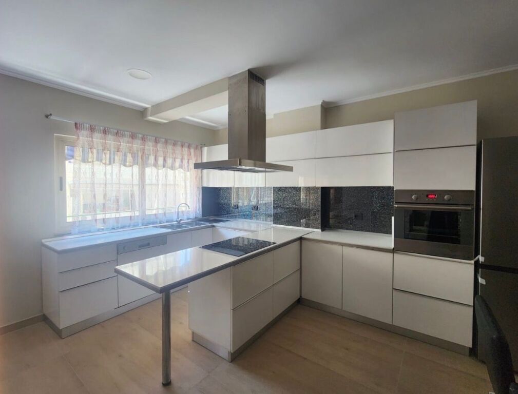 Jepet me qira apartament 2+1 te Komuna e Parisit!
