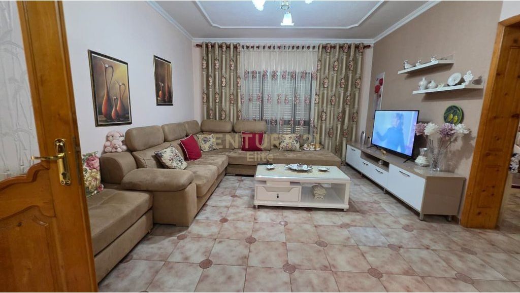 SHITET SHTEPI PRIVATE 1-KATESHE + TRUALL XHAMLLIK 320,000 €