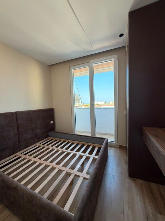 JEPET ME QERA APARTAMENT NE MALIN E ROBIT