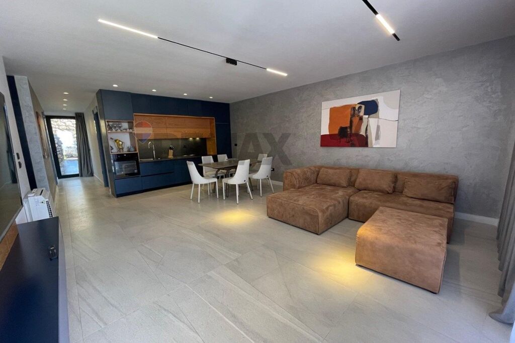 Apartament 3+1 per shitje në Dhërmi