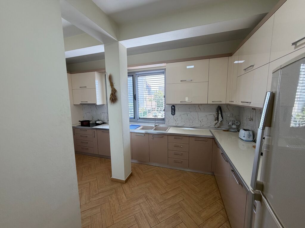 Jepet me qira pjesë vile – 3+1+2, kati i 2-të  Jepet me qira pjesë vile në katin e 2-të, pranë Konvikteve të Inxhinierisë.  🏠 Apartament 3+1+2, me ambiente të bollshme dhe funksionale, ideal për familje ose bashkëndarje.  📍 Vendndodhje shumë e mirë, pranë Konvikteve të Inxhinierisë 💰 Qiraja: 1,000 €/muaj  Për më shumë informacion dhe për vizitë, kontaktoni në privat.