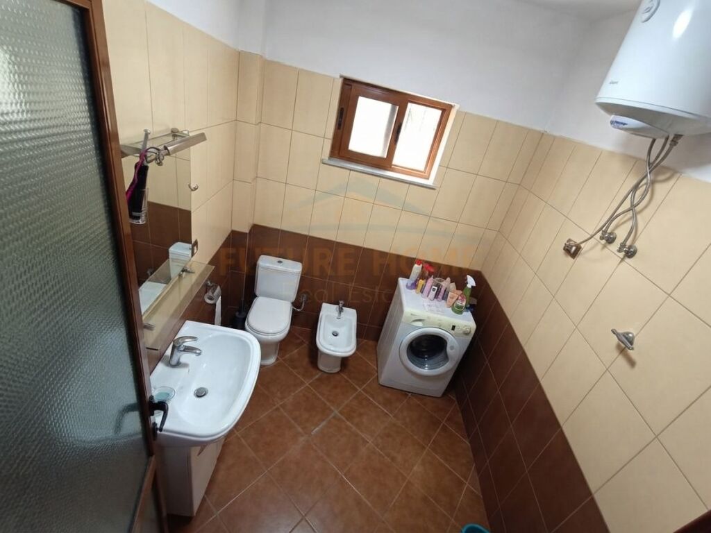 Qira, Vilë 2-katëshe, pranë shkollës "Rreze Drite" Sauk