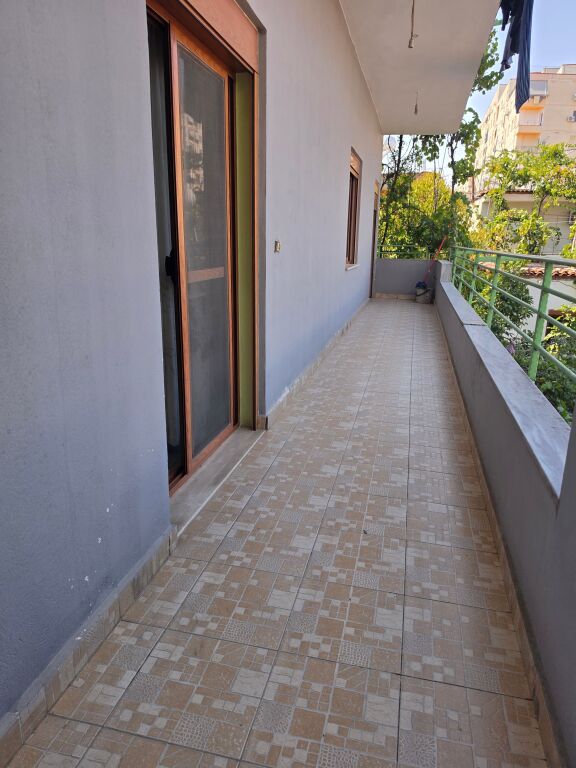 🏡 Affittasi parte di villa - 2+1+Parcheggio  📍 Astir, vicino a Fratari  🏢 1° piano  🛋 Arredato  🌿 Con balcone   🔹️ Organizzazione:  - 1 salone  - 1 cucina - 1 camera da letto - 2 balconi  - 1 bagno   💰 Prezzo: 40.000 Lek/mese