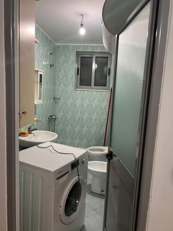 🏡 Appartamento 1+1+Parcheggio in affitto 📍Palazzo con frecce, vicino alla stazione di servizio Kastrati     🚗 Parcheggio incluso  💰Prezzo: 60.000 Lek/mese   