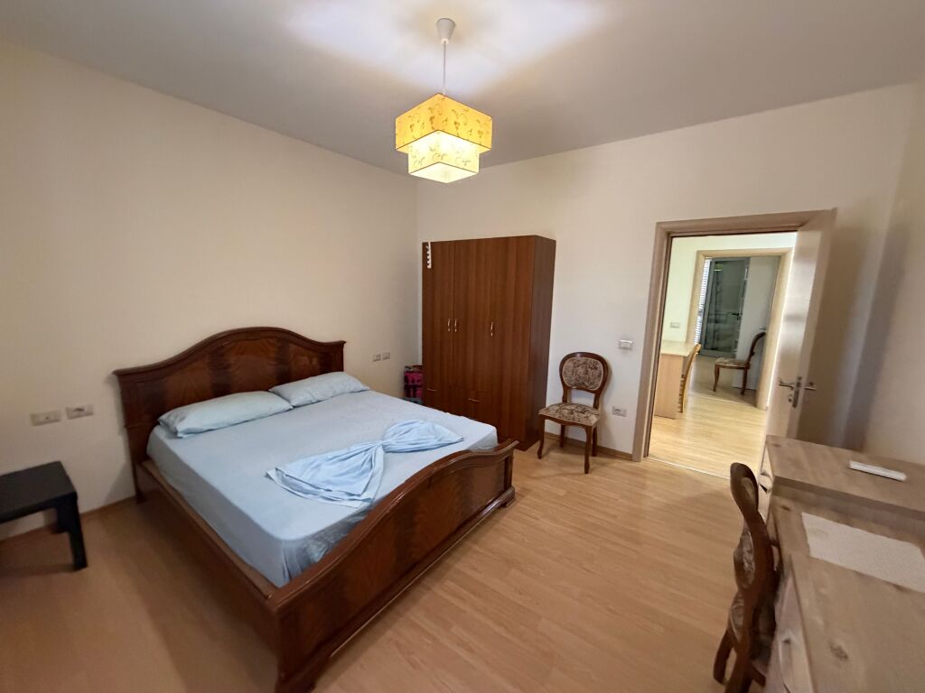 Jepet me qira pjesë vile – 3+1+2, kati i 2-të  Jepet me qira pjesë vile në katin e 2-të, pranë Konvikteve të Inxhinierisë.  🏠 Apartament 3+1+2, me ambiente të bollshme dhe funksionale, ideal për familje ose bashkëndarje.  📍 Vendndodhje shumë e mirë, pranë Konvikteve të Inxhinierisë 💰 Qiraja: 1,000 €/muaj  Për më shumë informacion dhe për vizitë, kontaktoni në privat.