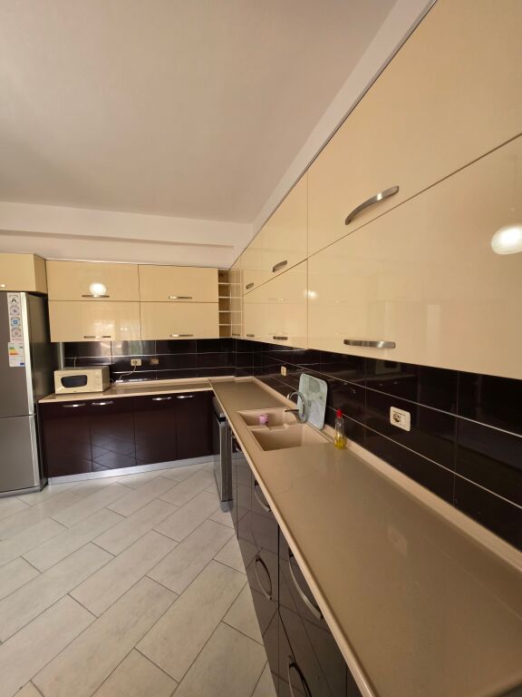 🏡 Affittasi parte di villa - 2+1+Parcheggio  📍 Astir, vicino a Fratari  🏢 1° piano  🛋 Arredato  🌿 Con balcone   🔹️ Organizzazione:  - 1 salone  - 1 cucina - 1 camera da letto - 2 balconi  - 1 bagno   💰 Prezzo: 40.000 Lek/mese