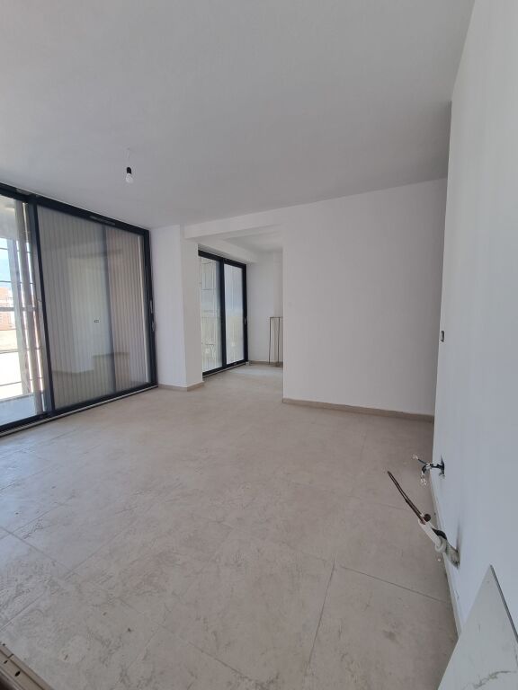 🏡 EXCLUSIVE  APARTMENT FOR SALE 1+1 AT SELVIA, DIBRA STREET  📍 Premium location, at Selvia.  ✅ Typology: 1+1 📐 Net area: 70.55 m² 📐 Gross area: 85 m² 🏢 5th floor, with elevator 🛠️ Finishes within 8 months  💶 Price: 240,000 €  🚗 Garage option on floor -3: 20,000 €