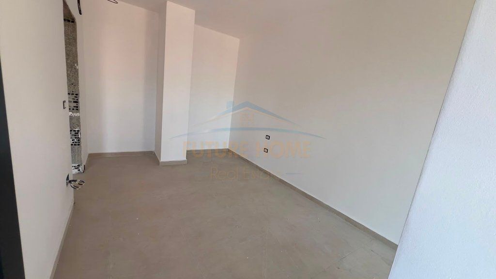 Shitet,Apartament 1+1+ Post Parkimi ,Selvia.