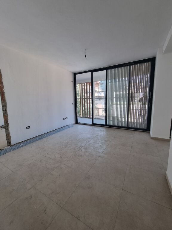 🏡 EXCLUSIVE  APARTMENT FOR SALE 1+1 AT SELVIA, DIBRA STREET  📍 Premium location, at Selvia.  ✅ Typology: 1+1 📐 Net area: 70.55 m² 📐 Gross area: 85 m² 🏢 5th floor, with elevator 🛠️ Finishes within 8 months  💶 Price: 240,000 €  🚗 Garage option on floor -3: 20,000 €