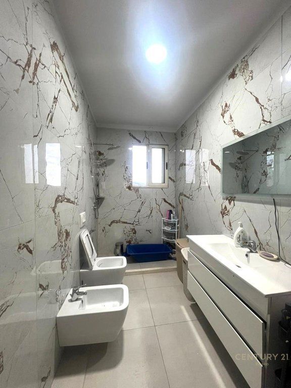 Shitet Apartament 2+1+2+Verande , Kompleksi Tom Doshi!
