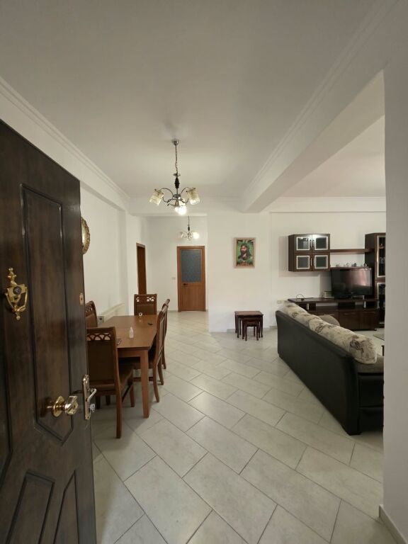 🏡 Affittasi parte di villa - 2+1+Parcheggio  📍 Astir, vicino a Fratari  🏢 1° piano  🛋 Arredato  🌿 Con balcone   🔹️ Organizzazione:  - 1 salone  - 1 cucina - 1 camera da letto - 2 balconi  - 1 bagno   💰 Prezzo: 40.000 Lek/mese  📩 Per maggiori informazioni o per una visita alla proprietà, contattare.