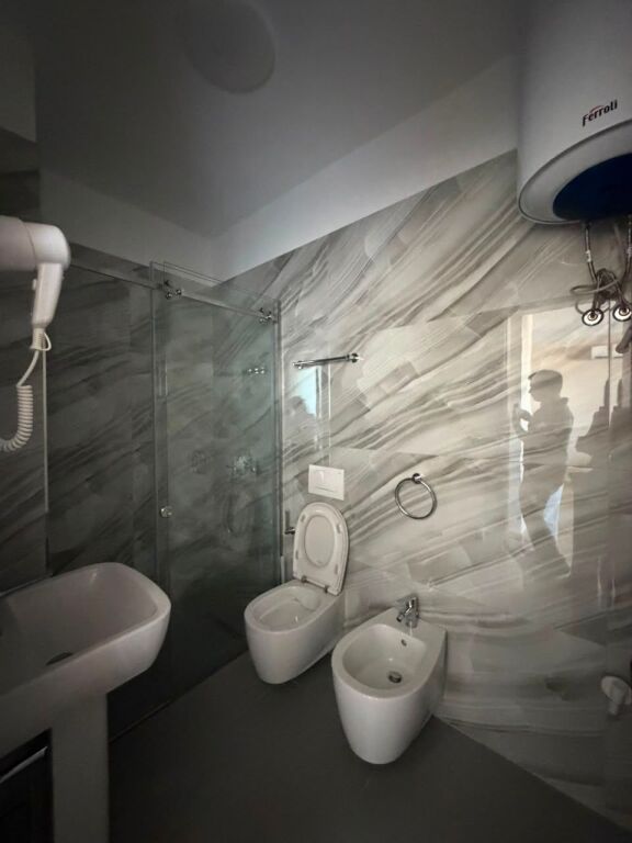 JEPET ME QERA APARTAMENT NE MALIN E ROBIT