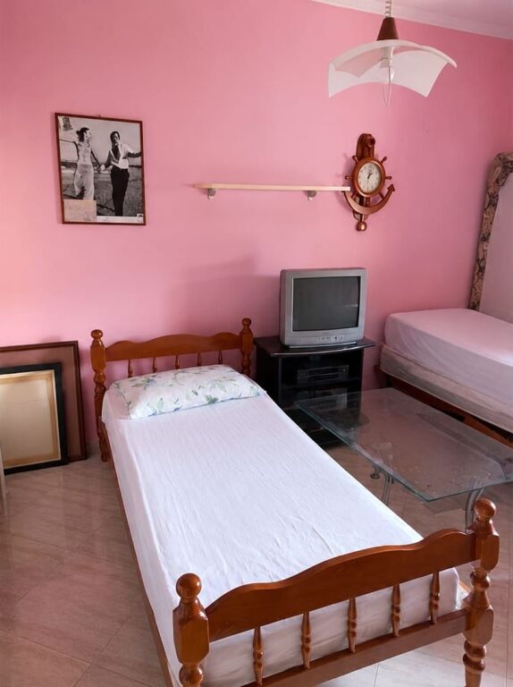 Shitet apartament në qendër të Durrësit