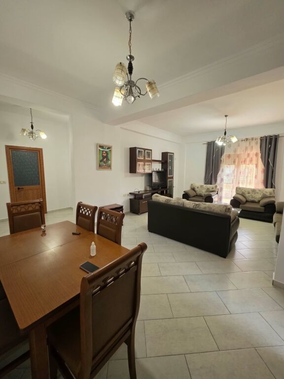 🏡 Affittasi parte di villa - 2+1+Parcheggio  📍 Astir, vicino a Fratari  🏢 1° piano  🛋 Arredato  🌿 Con balcone   🔹️ Organizzazione:  - 1 salone  - 1 cucina - 1 camera da letto - 2 balconi  - 1 bagno   💰 Prezzo: 40.000 Lek/mese  📩 Per maggiori informazioni o per una visita alla proprietà, contattare.