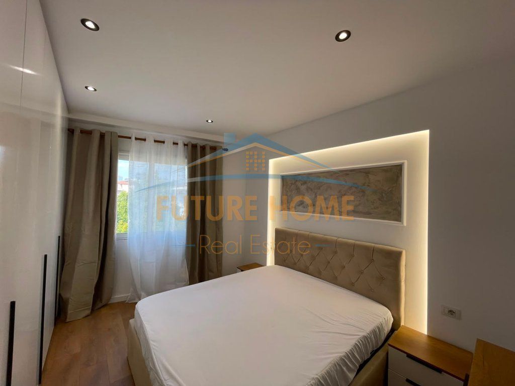 Apartamenti është i pozicionuar në Rrugen Muhamet Gjollesha, prane 21 Dhjetorit