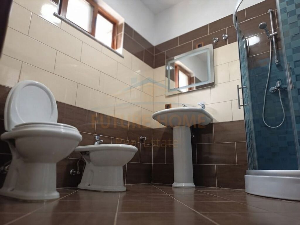 Qira, Vilë 2-katëshe, pranë shkollës "Rreze Drite" Sauk