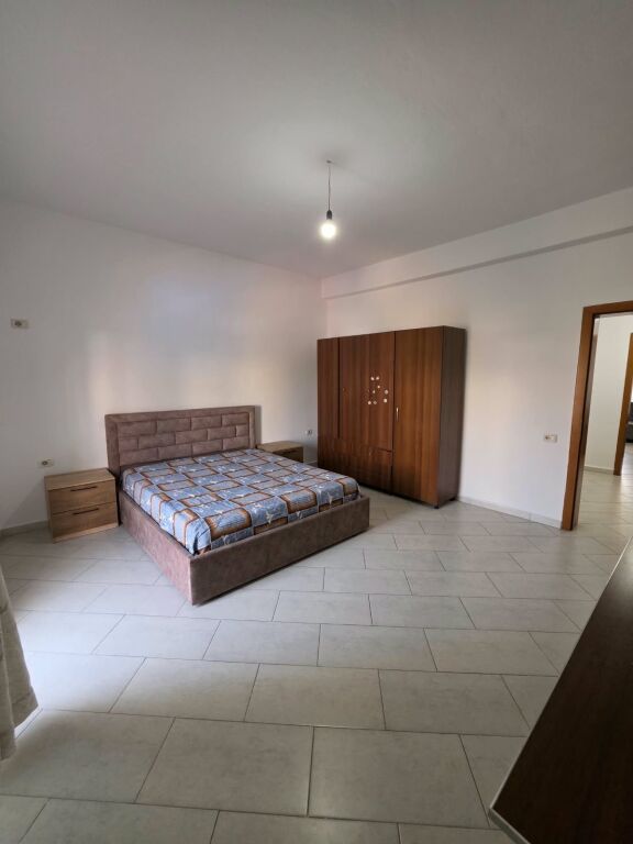 🏡 Affittasi parte di villa - 2+1+Parcheggio  📍 Astir, vicino a Fratari  🏢 1° piano  🛋 Arredato  🌿 Con balcone   🔹️ Organizzazione:  - 1 salone  - 1 cucina - 1 camera da letto - 2 balconi  - 1 bagno   💰 Prezzo: 40.000 Lek/mese  📩 Per maggiori informazioni o per una visita alla proprietà, contattare.
