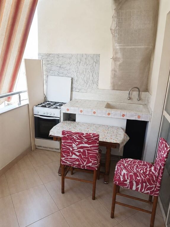 Shitet apartament në qendër të Durrësit