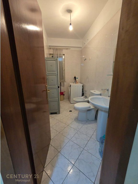 Apartament 2+1+2 për Shitje në Pallat të Ri pranë Maternitetit