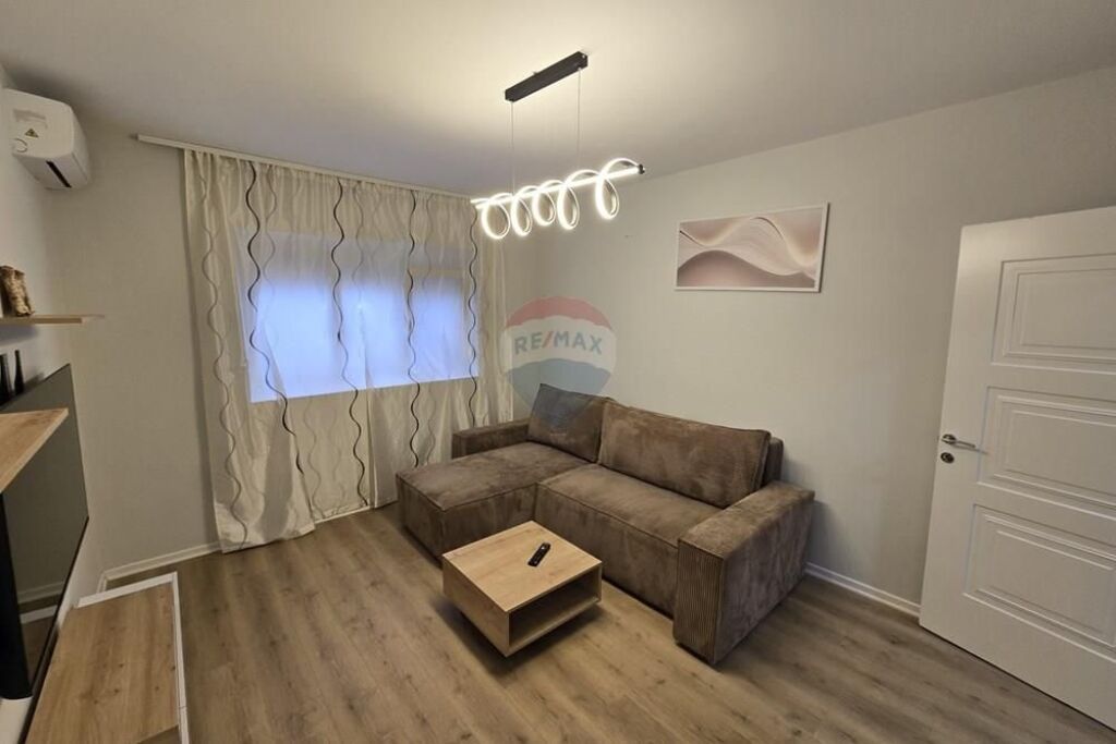 Jepet apartament 2+1 me qera ne Qender Tregu Cam.