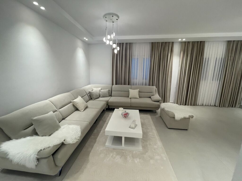 SHTEPI PRIVATE NE SHITJE+ TOKE  NE MARIKAJ