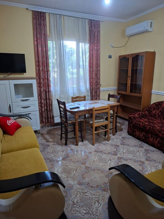 2+1,kat 1 pallat,kristal center komuna,650 euro
