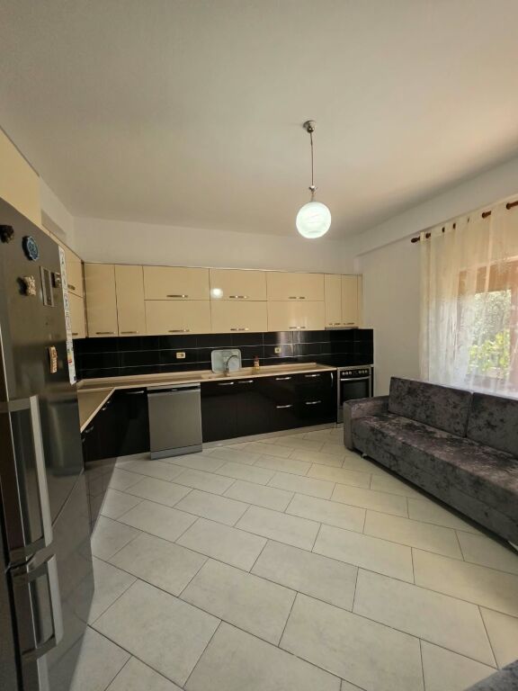 🏡 Affittasi parte di villa - 2+1+Parcheggio  📍 Astir, vicino a Fratari  🏢 1° piano  🛋 Arredato  🌿 Con balcone   🔹️ Organizzazione:  - 1 salone  - 1 cucina - 1 camera da letto - 2 balconi  - 1 bagno   💰 Prezzo: 40.000 Lek/mese  📩 Per maggiori informazioni o per una visita alla proprietà, contattare.